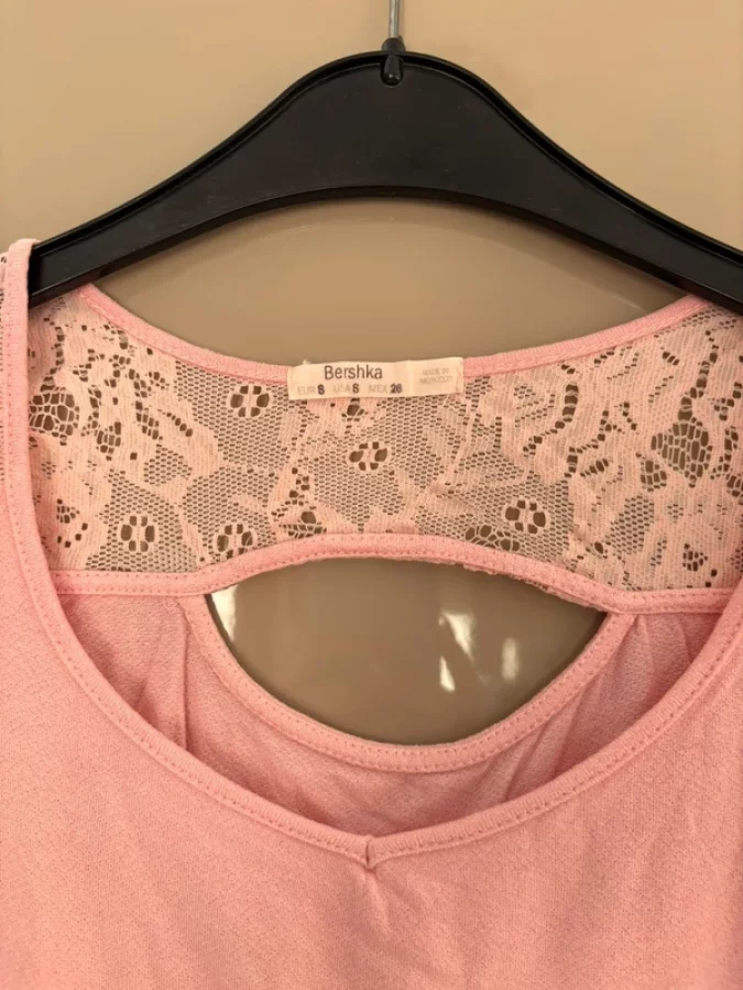 Illustration de T-shirt léger rose clair et dentelle