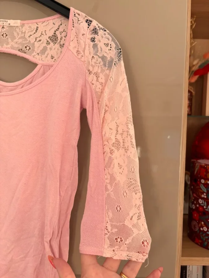 Illustration de T-shirt léger rose clair et dentelle