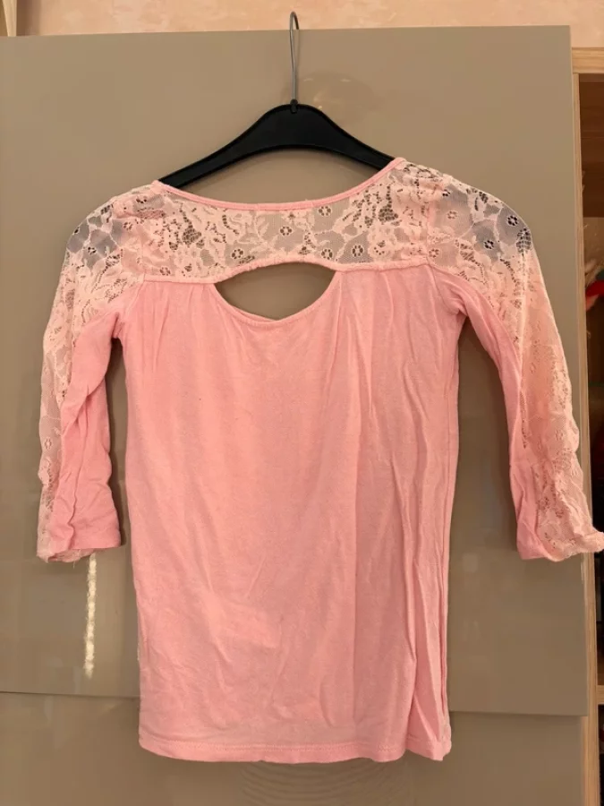 Illustration de T-shirt léger rose clair et dentelle