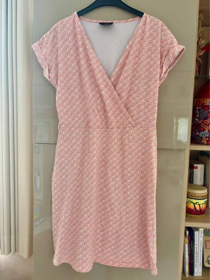 Illustration de Robe d’été décolleté en V (parfaite grossesse aussi)