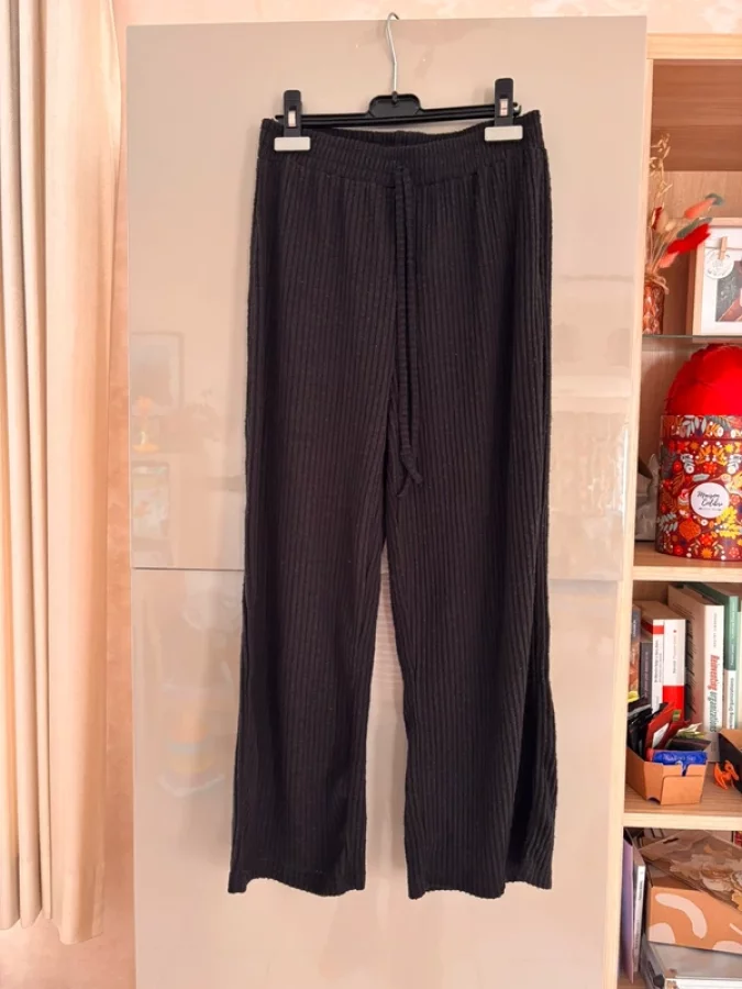 Illustration de Pantalon ample noir neuf
