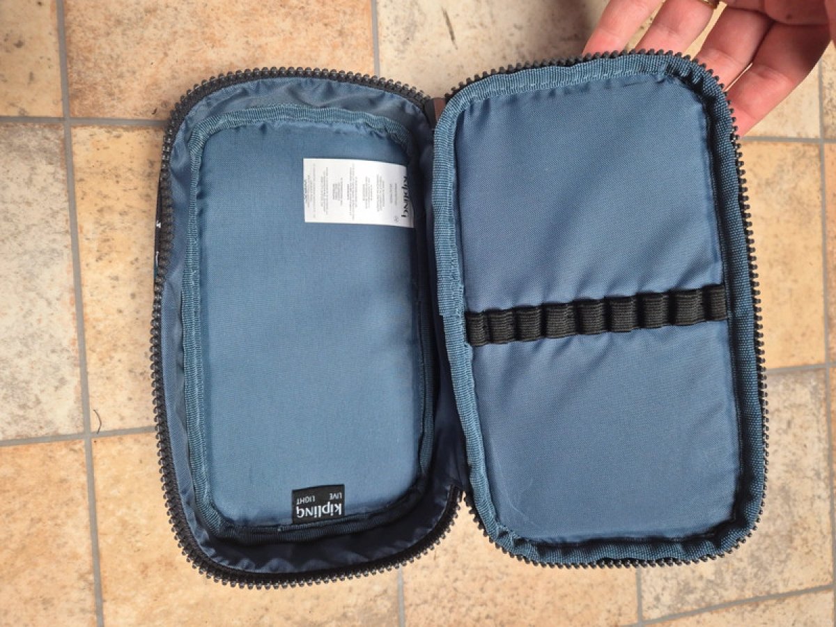 Illustration de Trousse kipling 50pens neuve