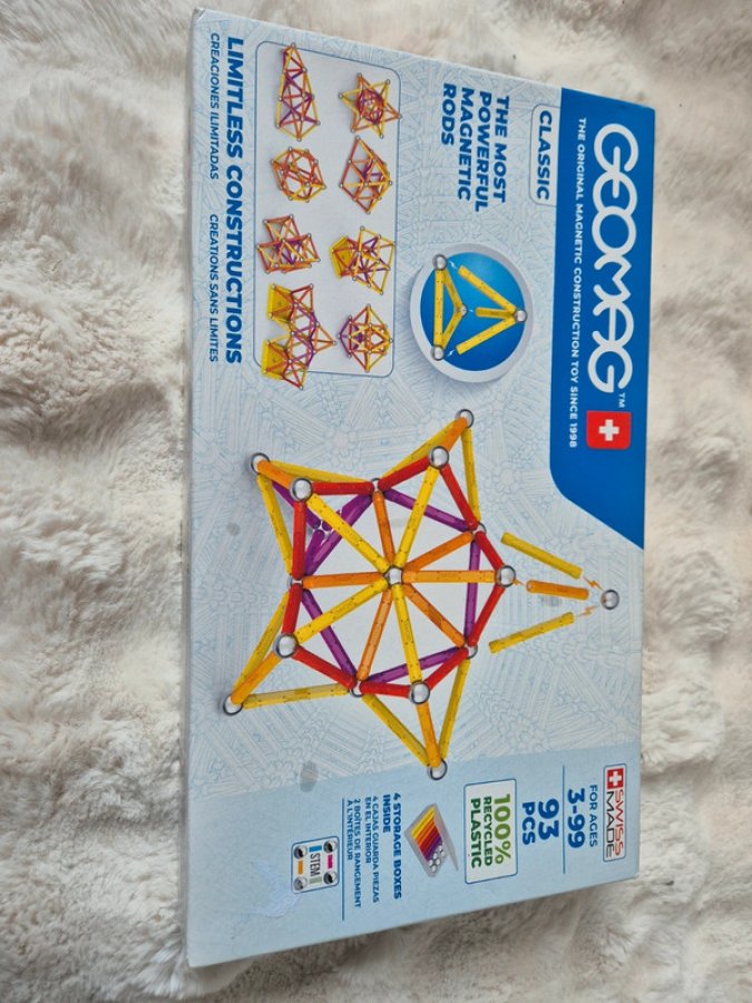 Illustration de Geomag + 93 pieces