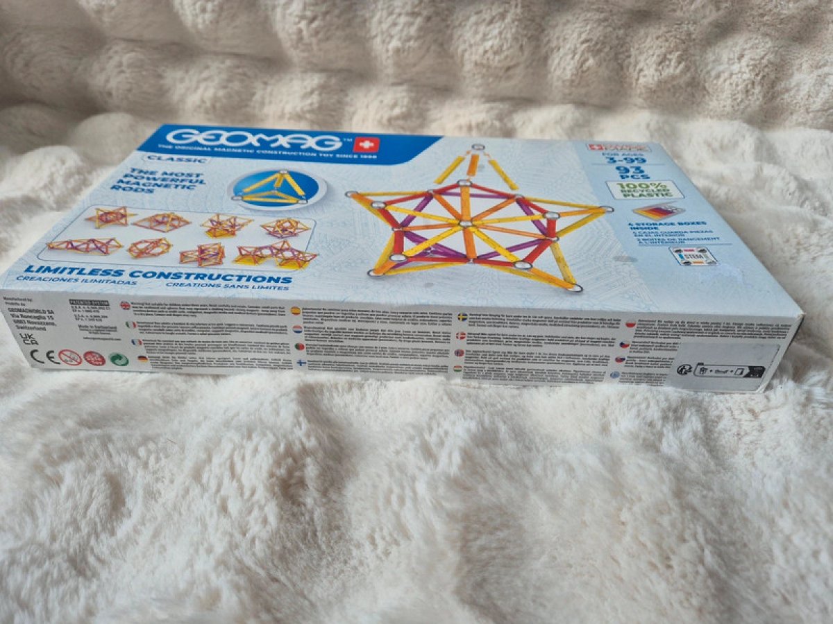 Illustration de Geomag + 93 pieces