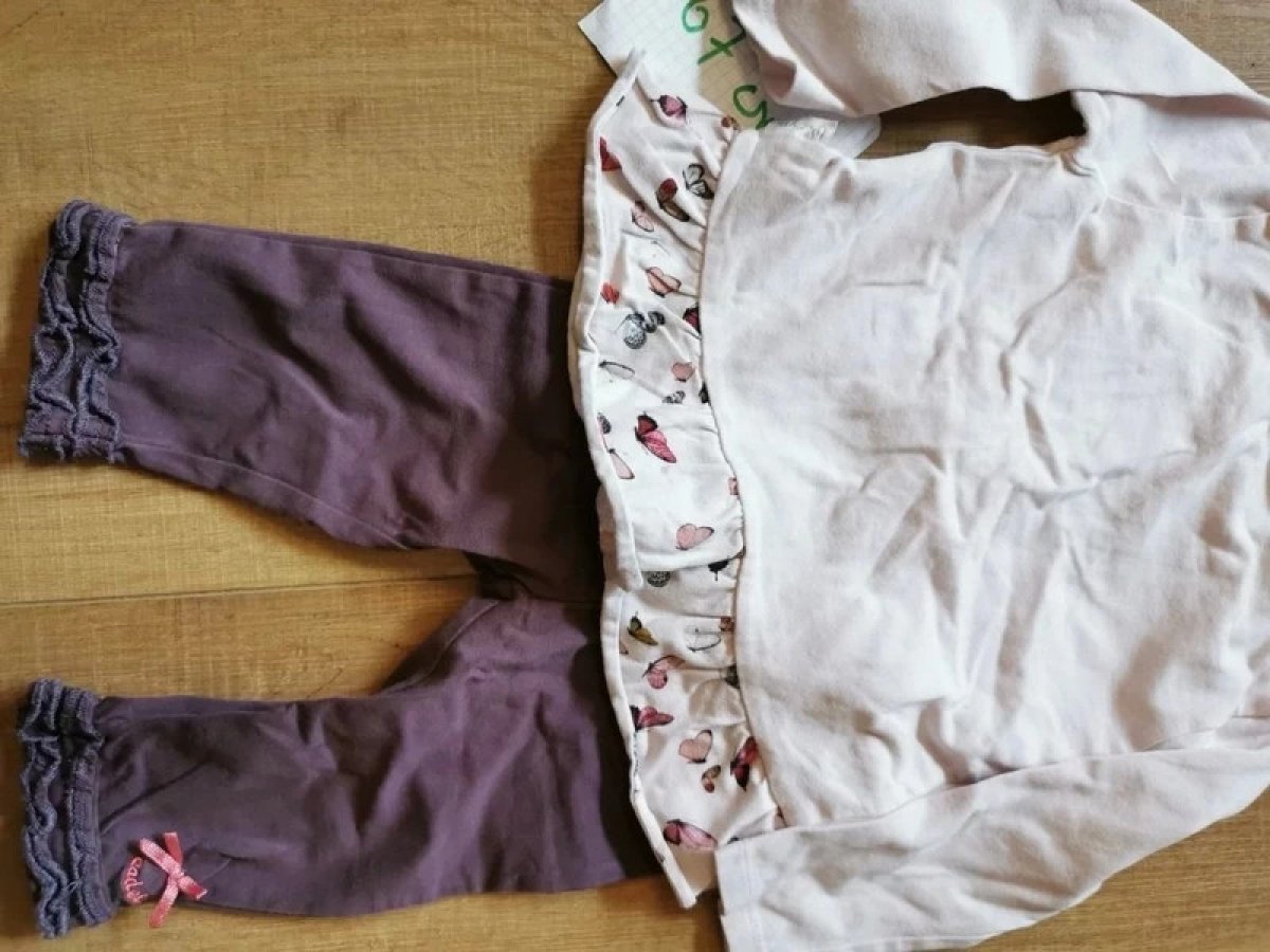 Illustration de Gilet et pantalon 67 cm