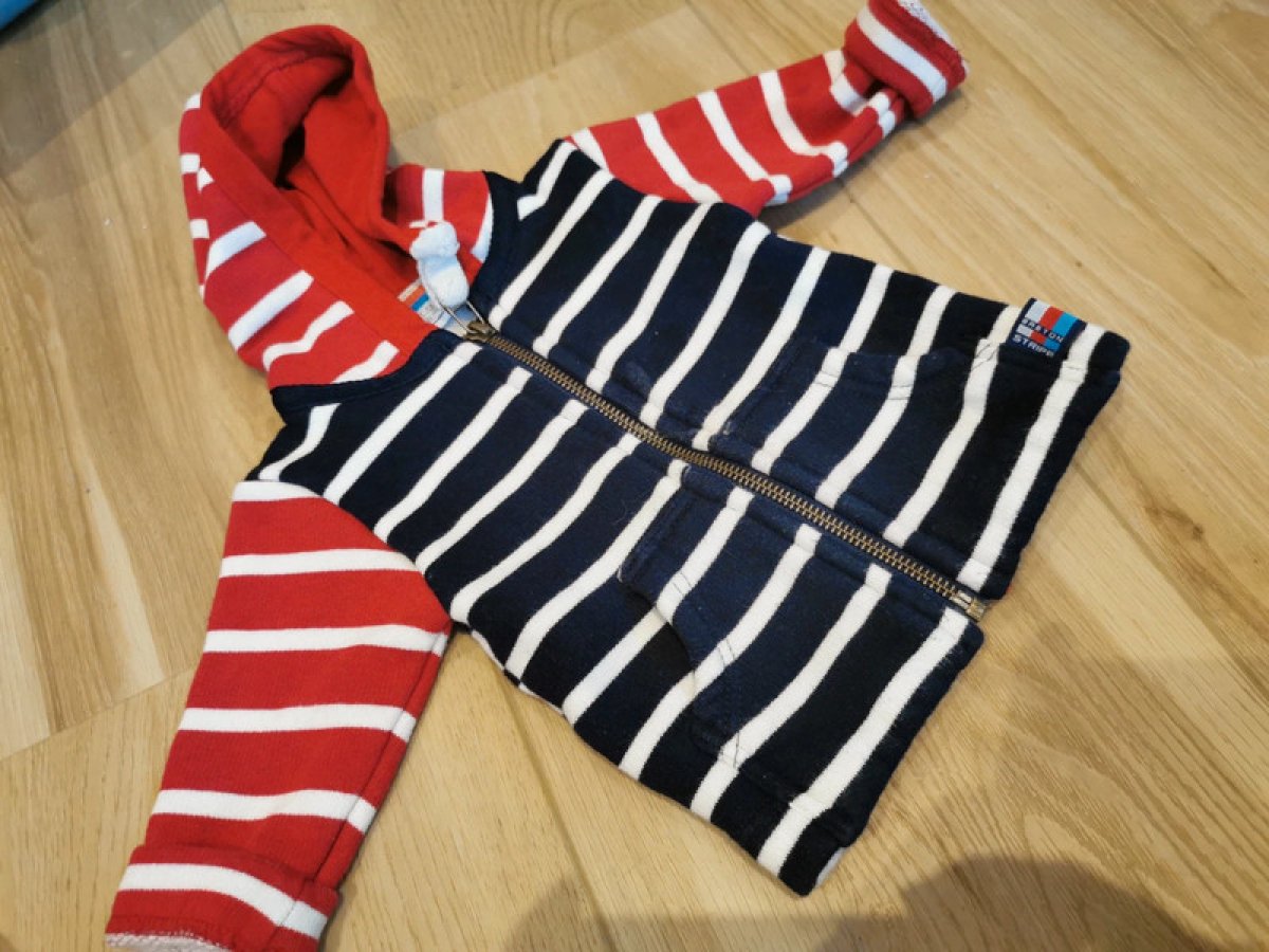 Illustration de Gilet capuche 62 cm