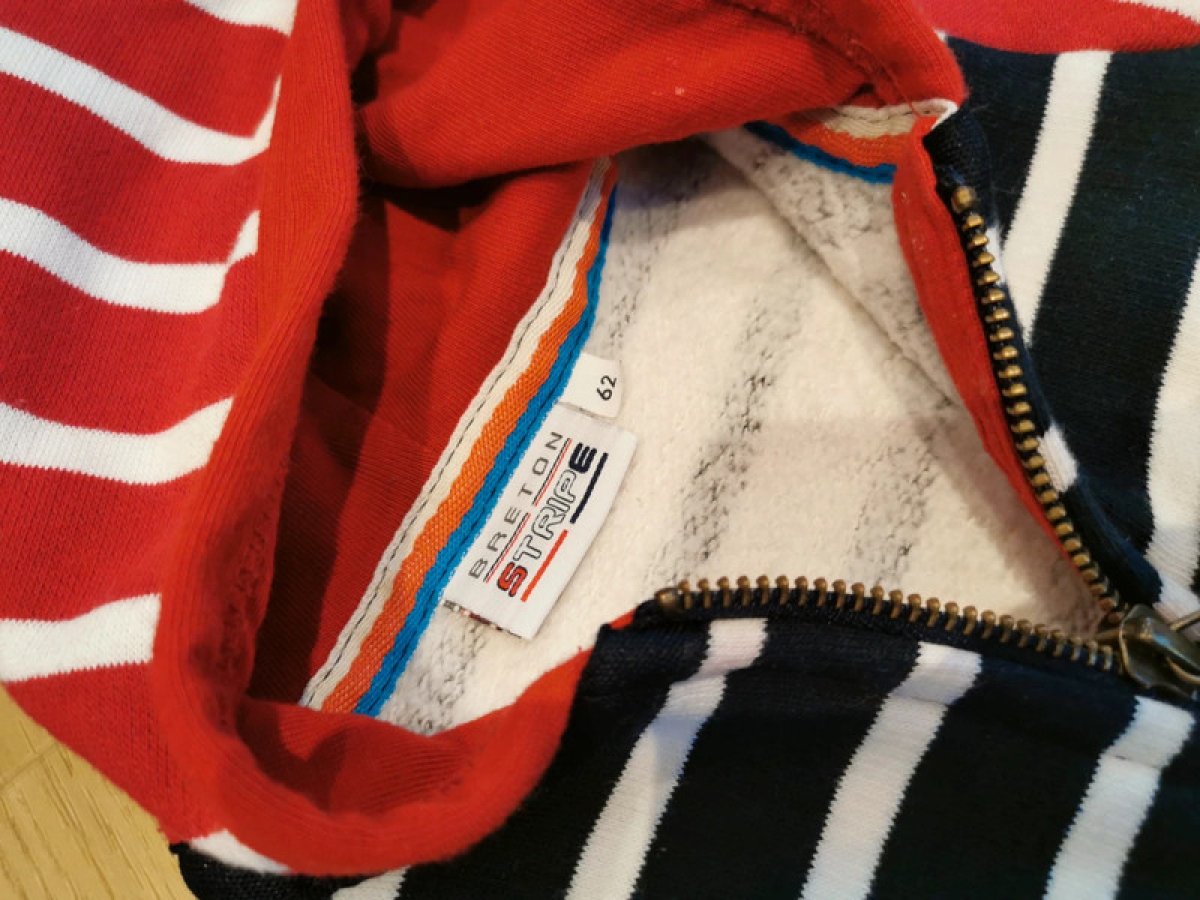 Illustration de Gilet capuche 62 cm