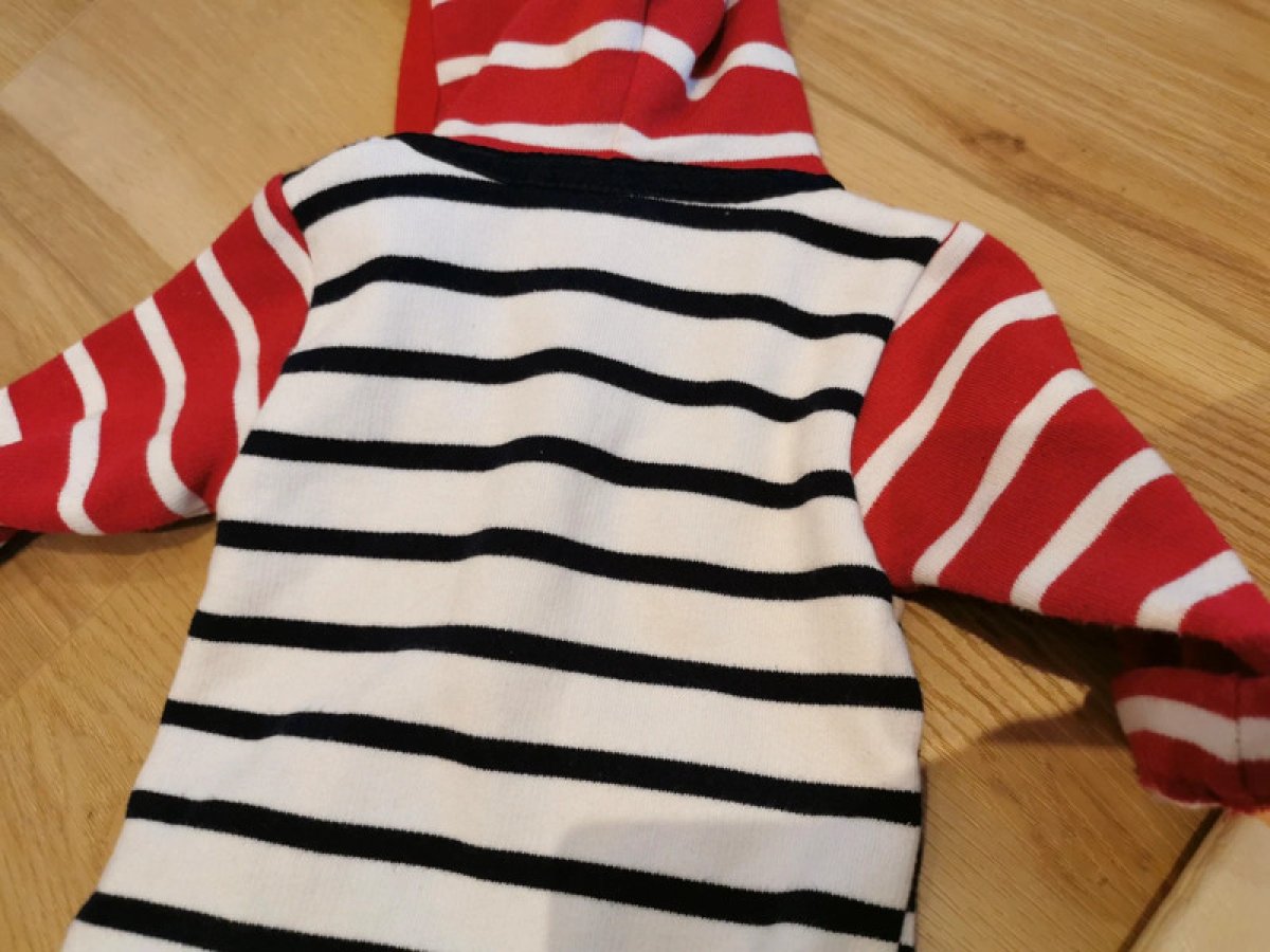 Illustration de Gilet capuche 62 cm