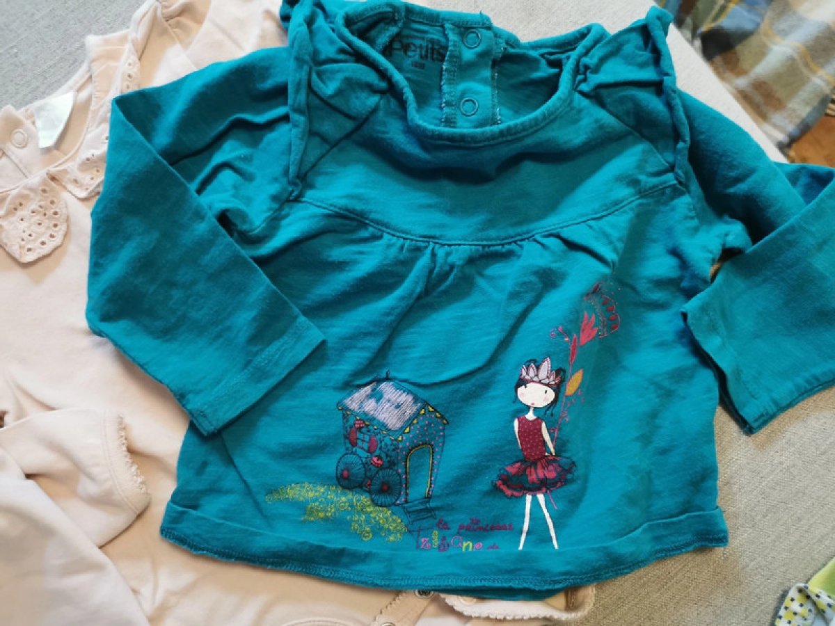 Illustration de Lot de 2 T-shirts et un body 80cm