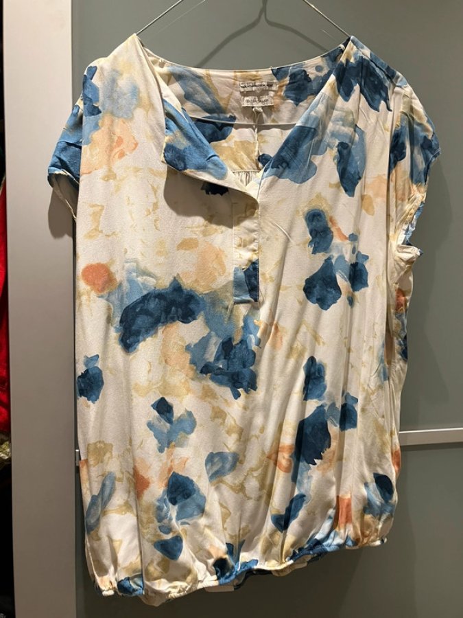 Illustration de Blouse manches courtes