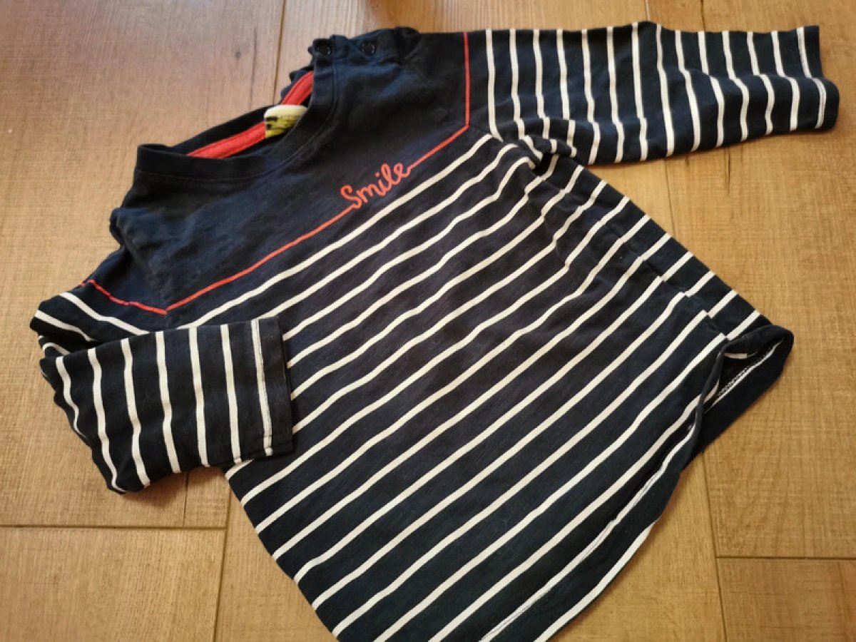 Illustration de Ensemble salopette et t-shirt 