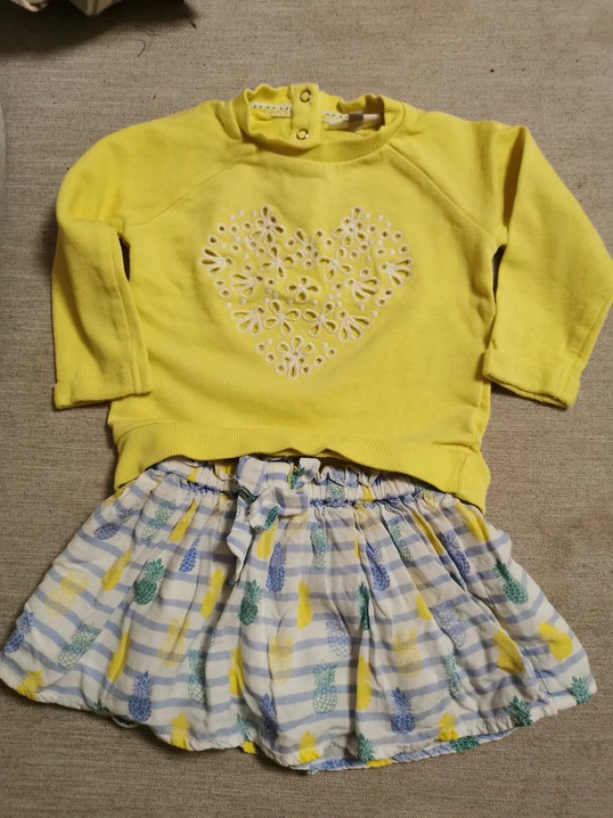Illustration de Ensemble pull et jupe 