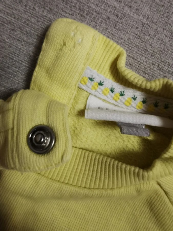 Illustration de Ensemble pull et jupe 