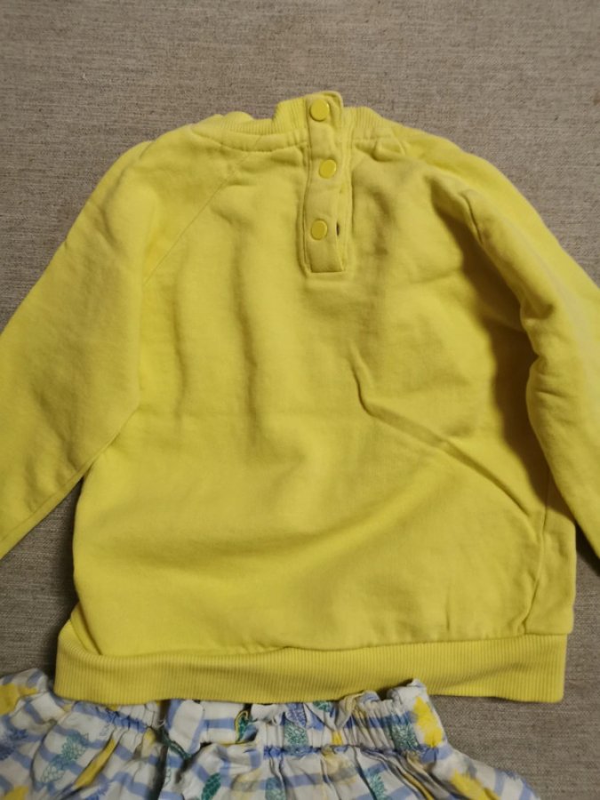 Illustration de Ensemble pull et jupe 