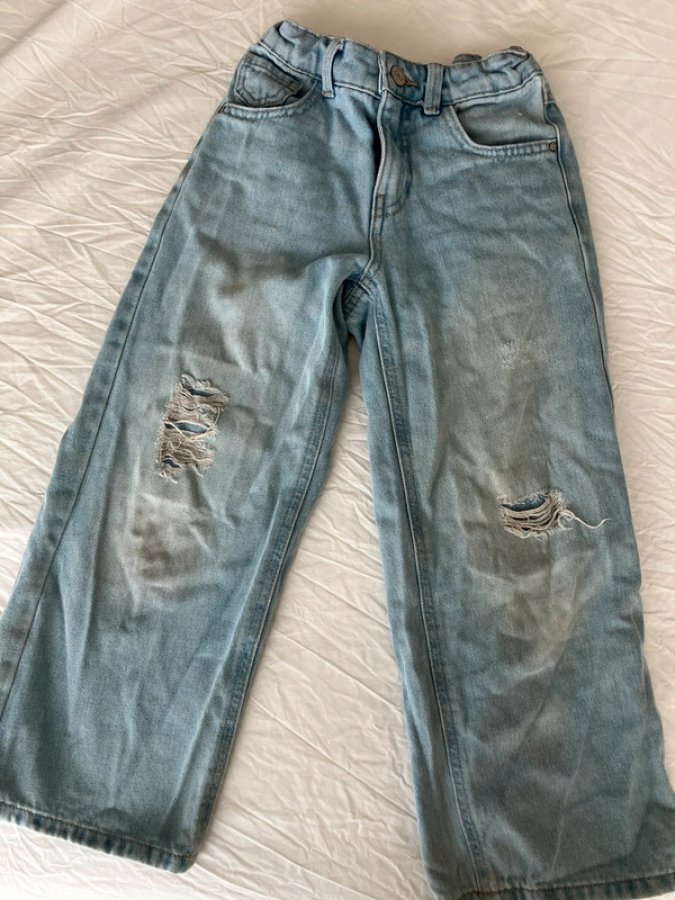 Illustration de Jeans style troué
