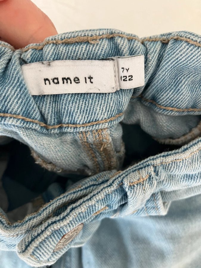 Illustration de Jeans style troué