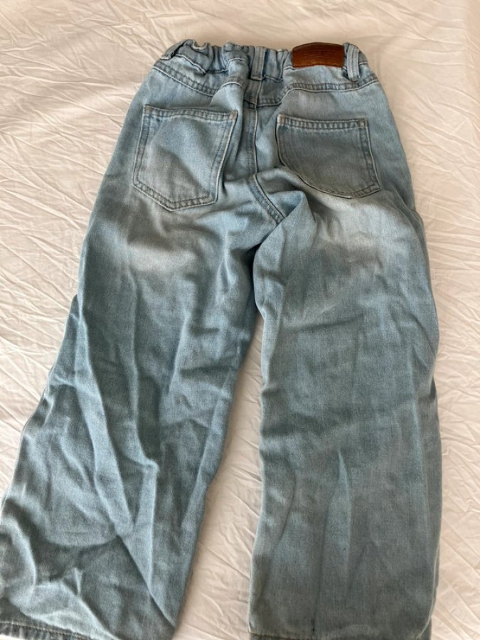 Illustration de Jeans style troué