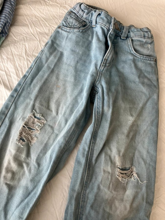 Illustration de Jeans style troué