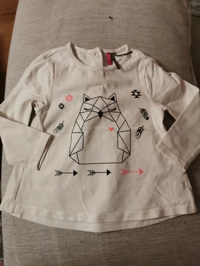 Illustration de T-shirt longues manches 81 cm