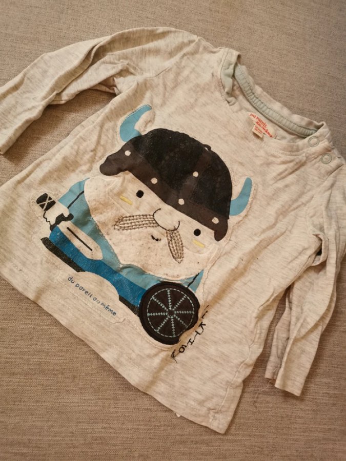 Illustration de T-shirt longues manches 