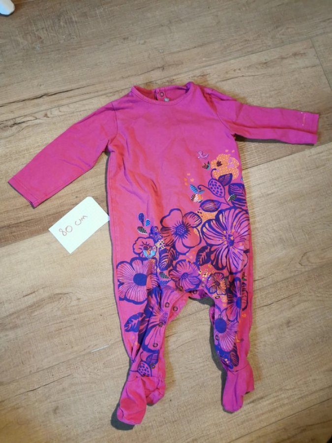 Illustration de Pyjama fushia avec fleurs 