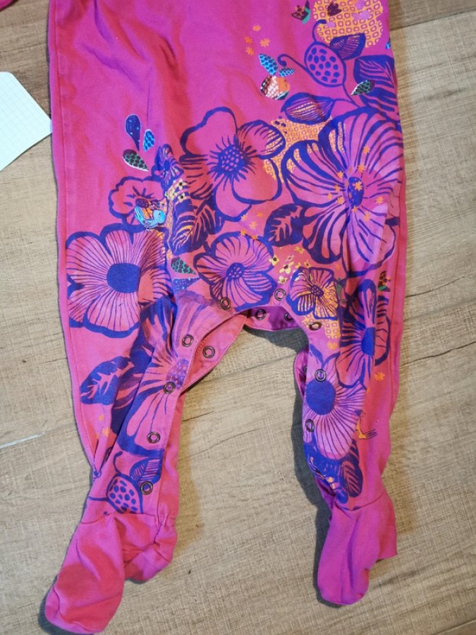 Illustration de Pyjama fushia avec fleurs 