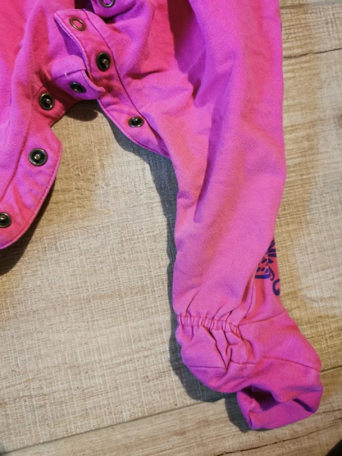 Illustration de Pyjama fushia avec fleurs 
