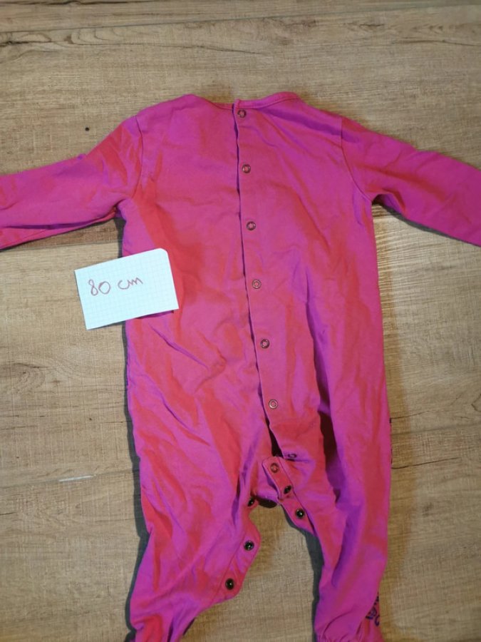 Illustration de Pyjama fushia avec fleurs 