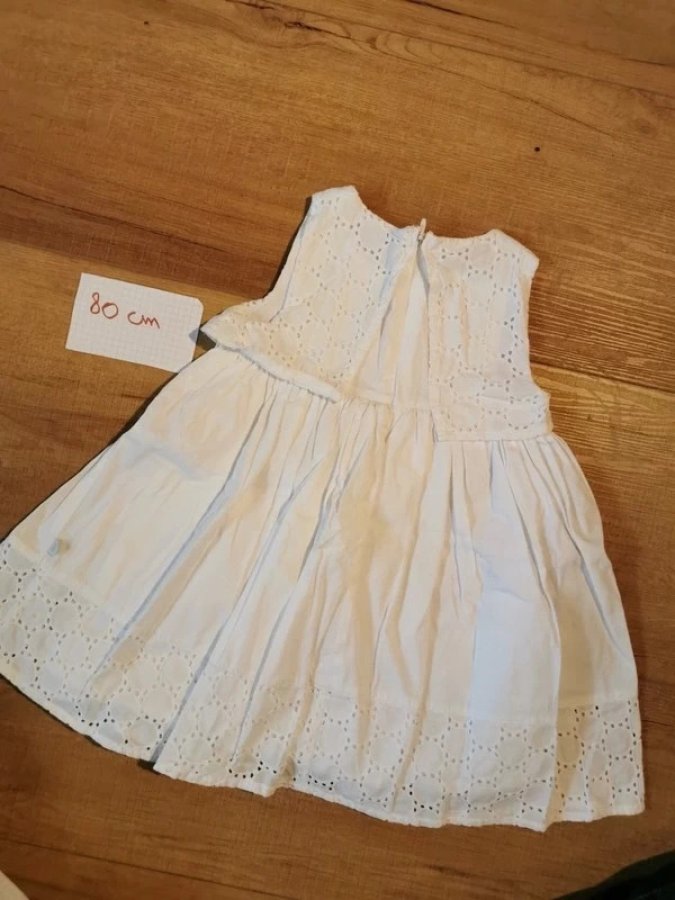 Illustration de Robe blanche dentelle