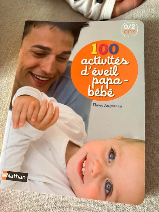 Illustration de 100 activités d’éveil papa bébé
