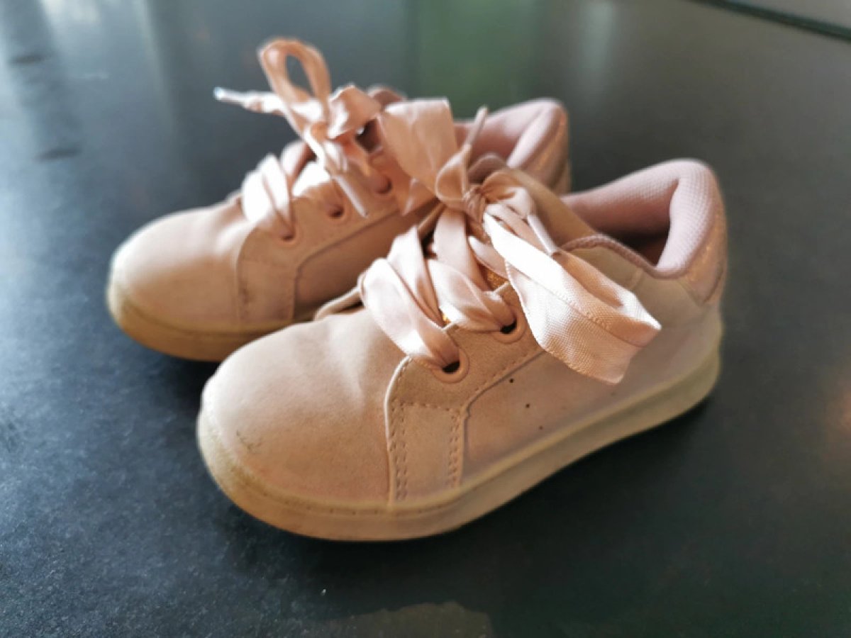 Illustration de Basket avec lacets en ruban 