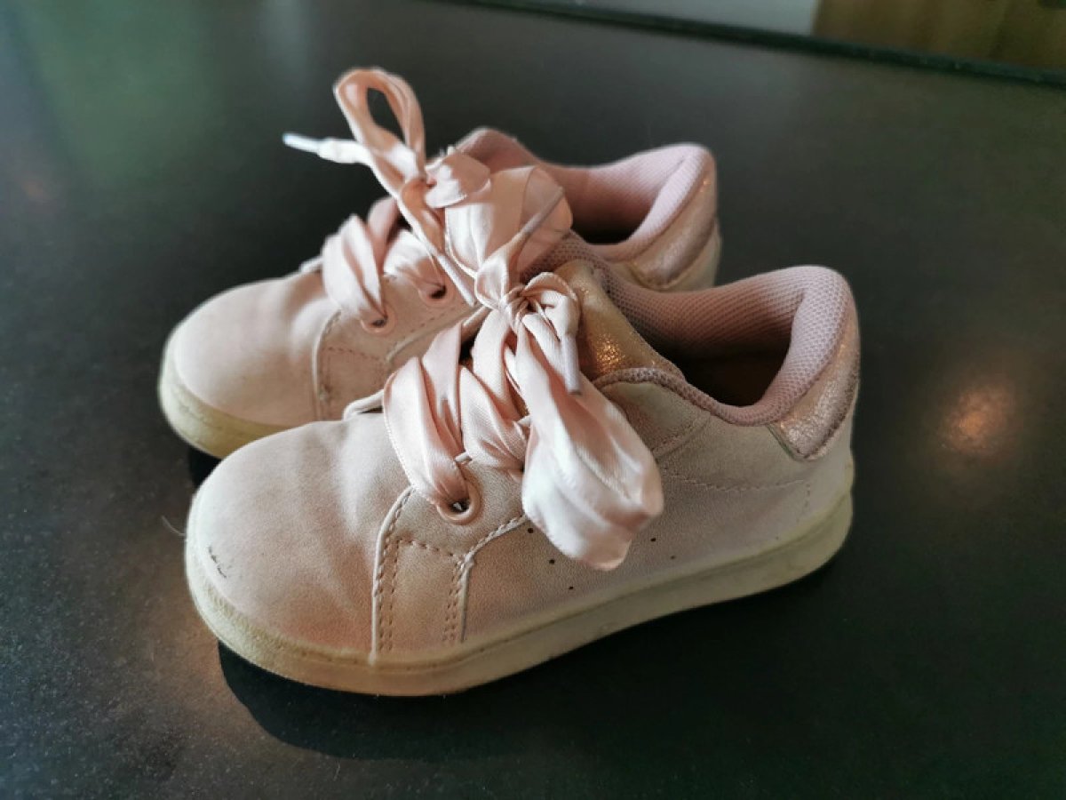 Illustration de Basket avec lacets en ruban 