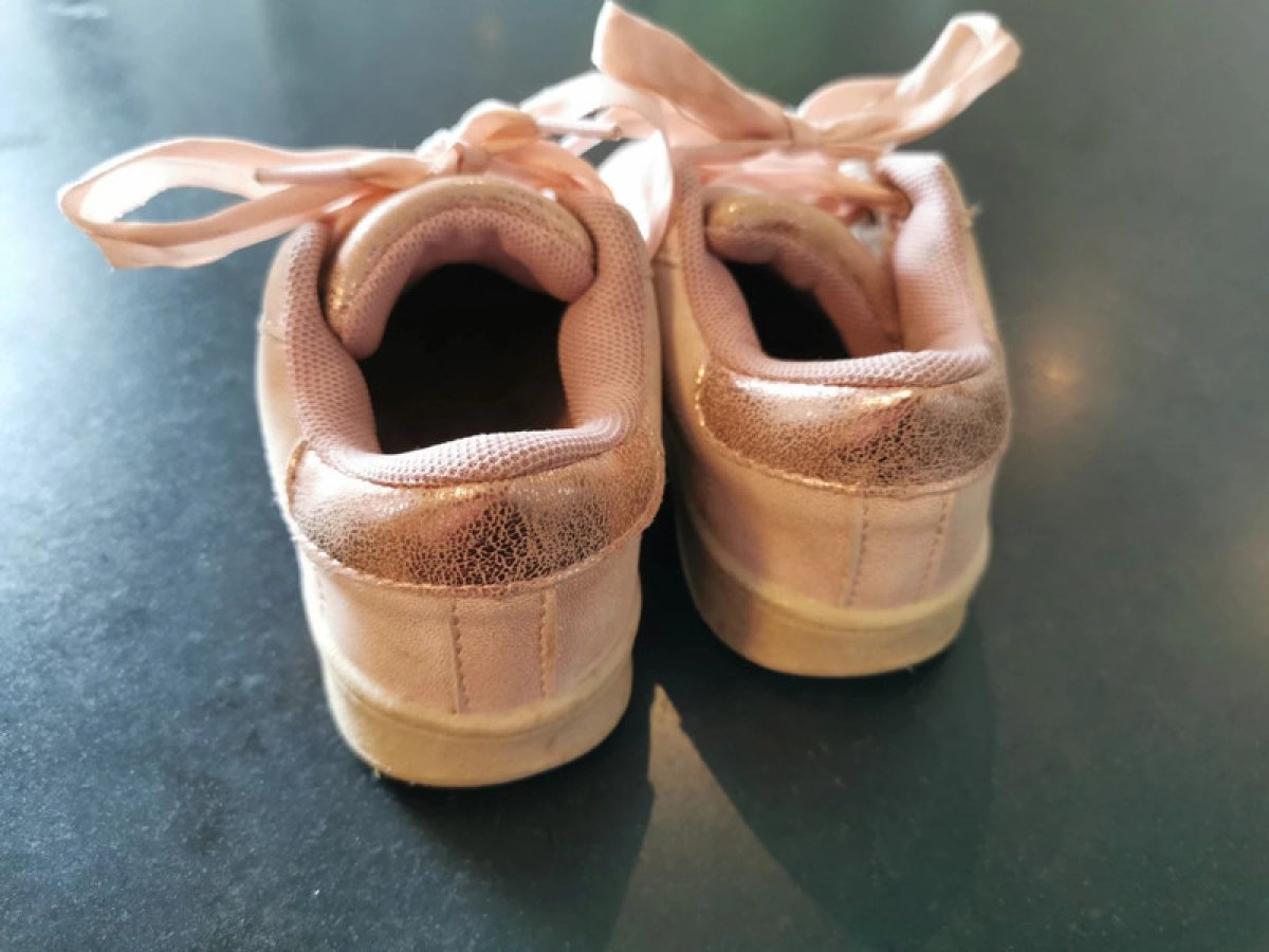 Illustration de Basket avec lacets en ruban 