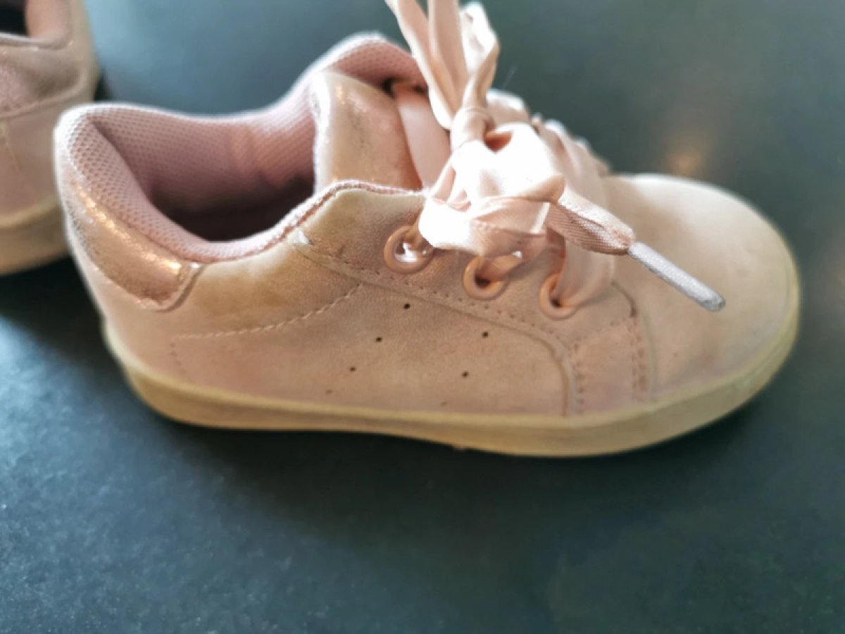 Illustration de Basket avec lacets en ruban 