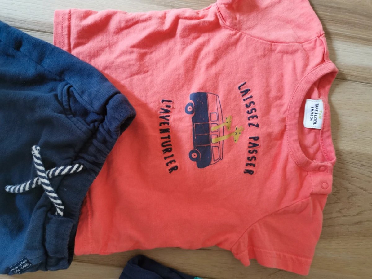 Illustration de Ensemble pantalon et t-shirt 