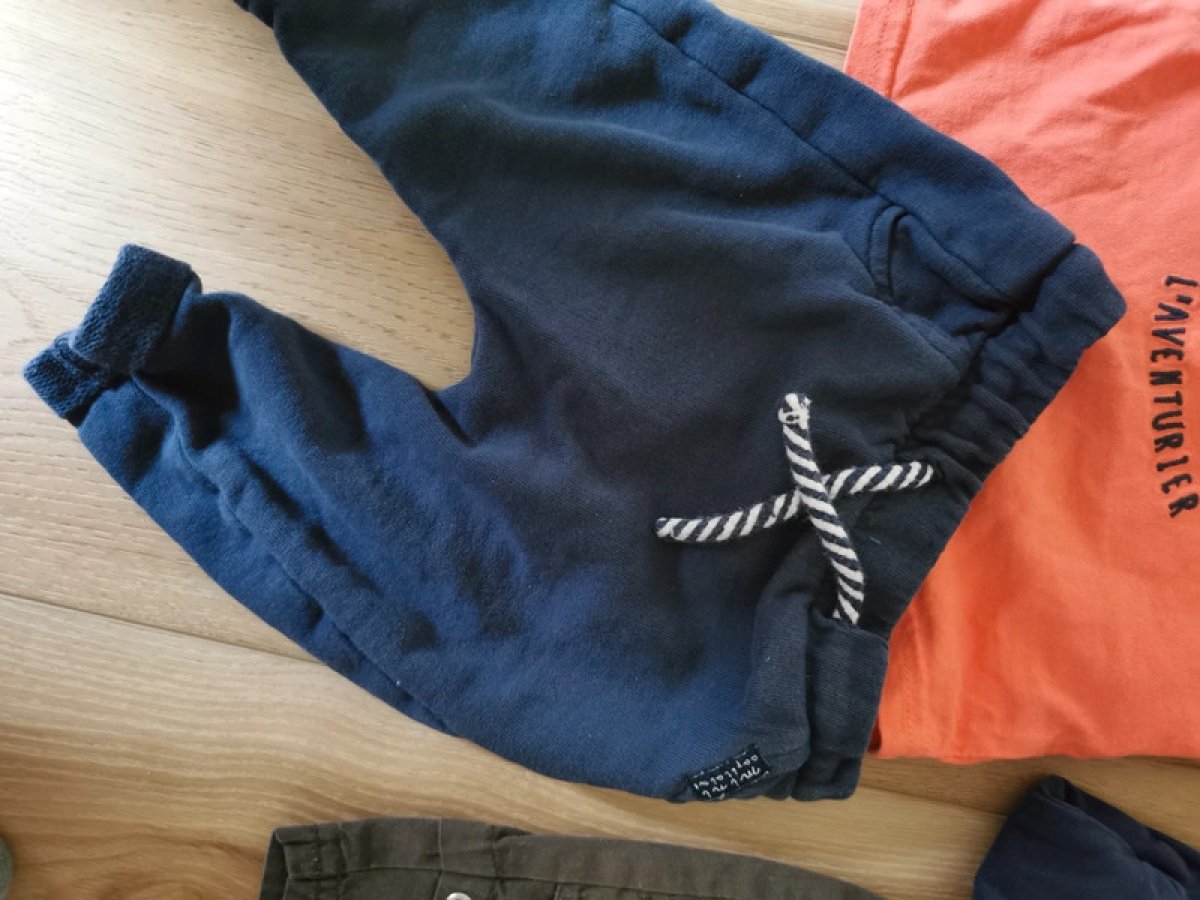 Illustration de Ensemble pantalon et t-shirt 