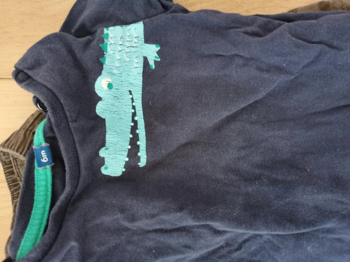 Illustration de Ensemble pantalon et t-shirt 