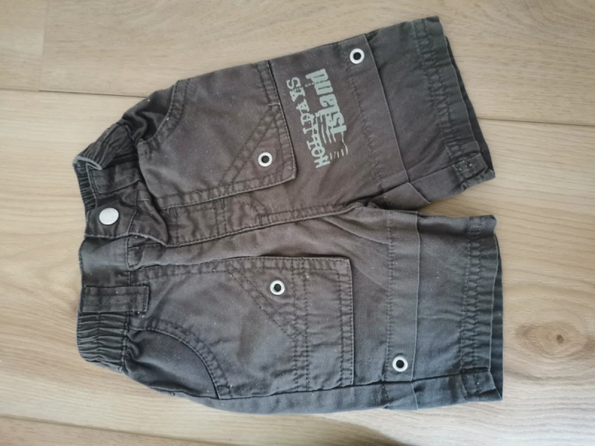 Illustration de Ensemble pantalon et t-shirt 