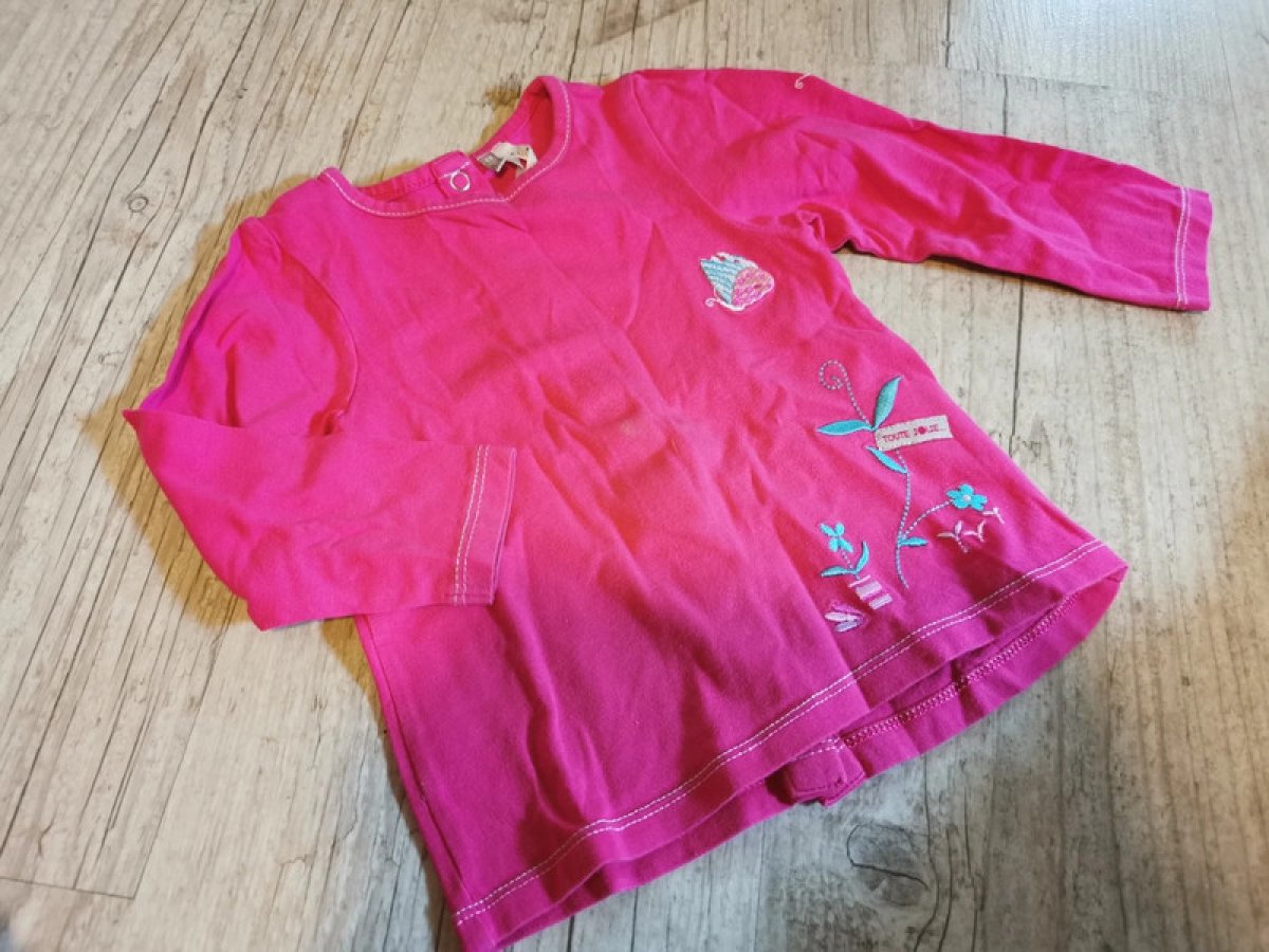 Illustration de Blouse fushia 74 cm