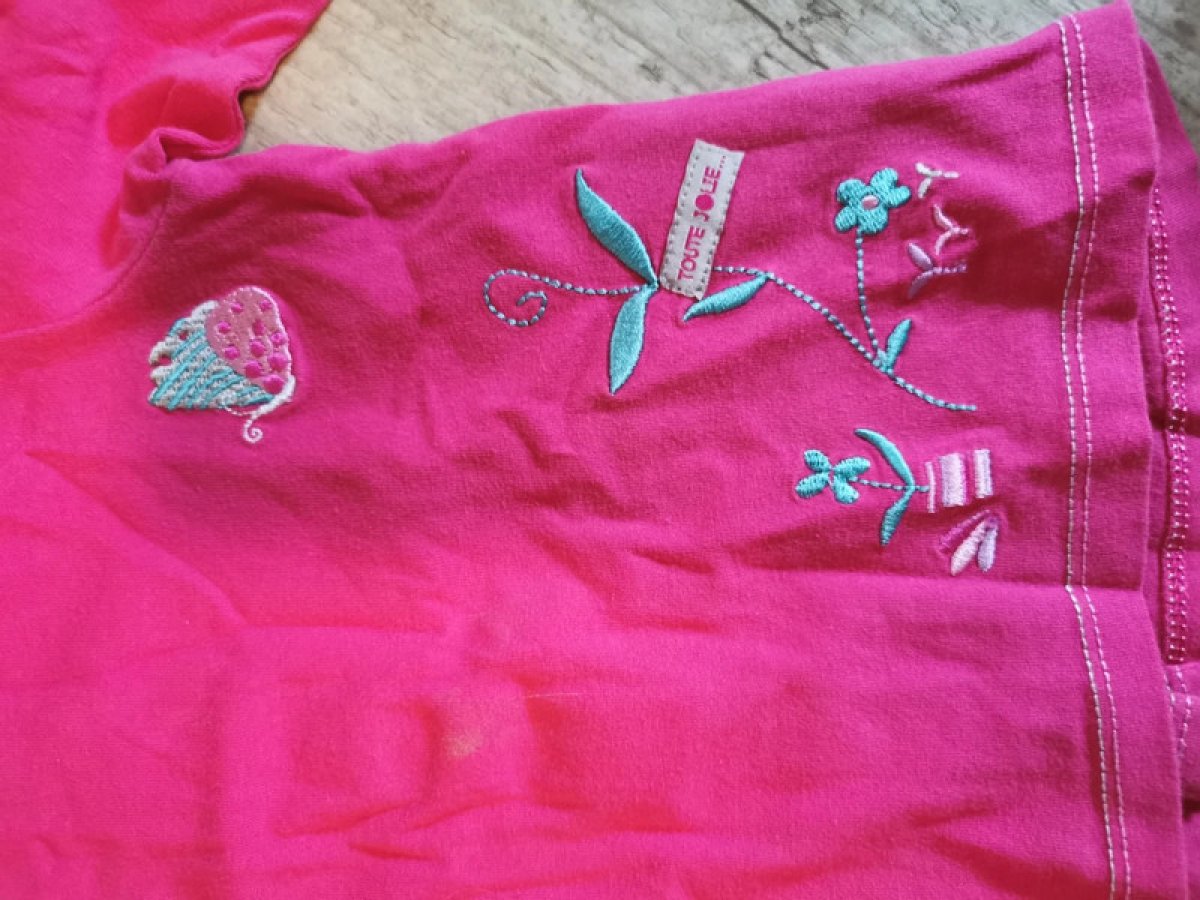 Illustration de Blouse fushia 74 cm
