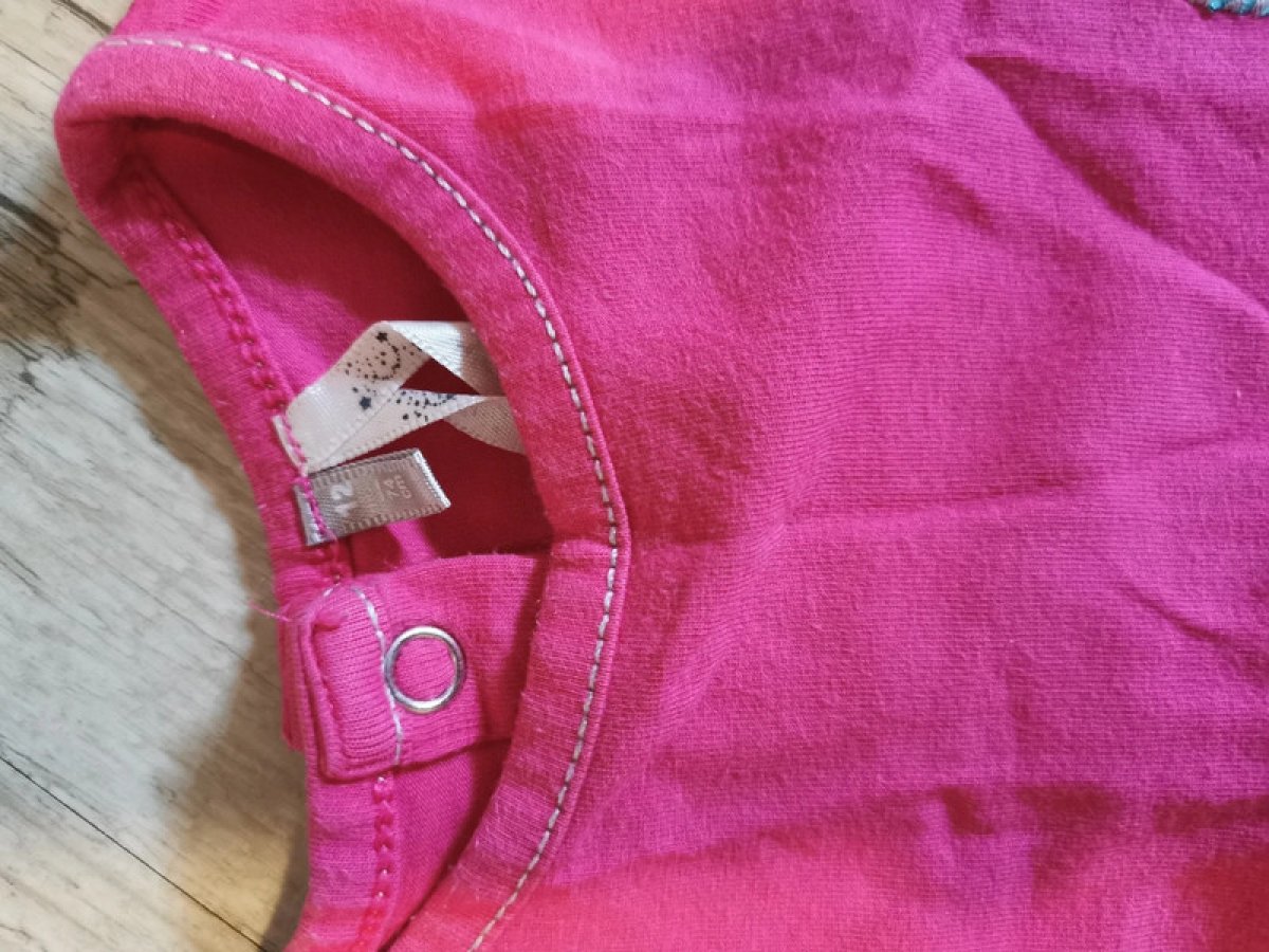 Illustration de Blouse fushia 74 cm