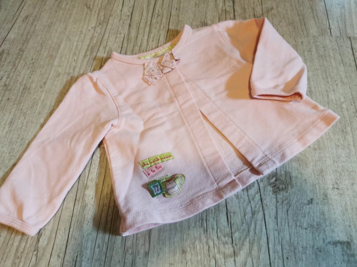 Illustration de Joli gilet avec noeud 