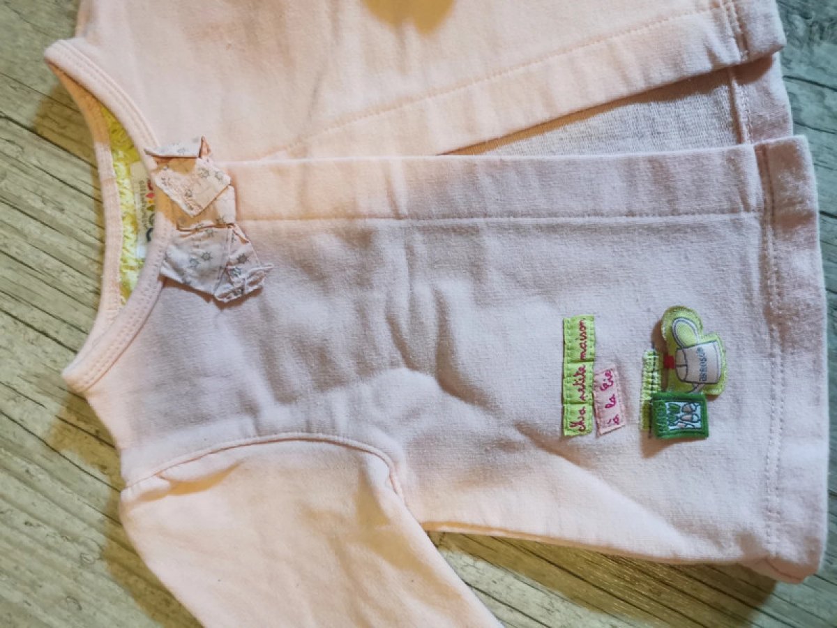 Illustration de Joli gilet avec noeud 