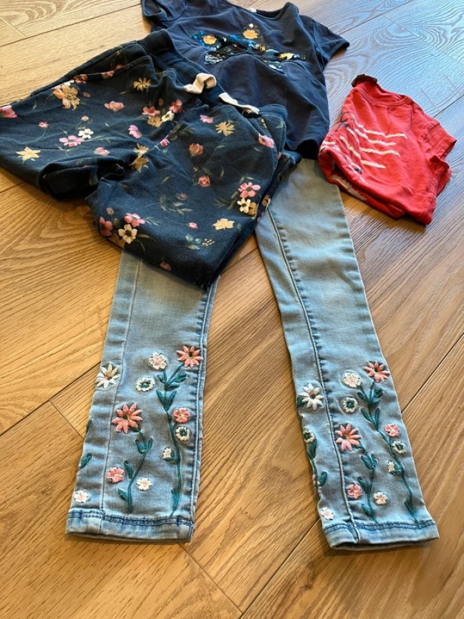 Illustration de Lot de pantalons et tshirts