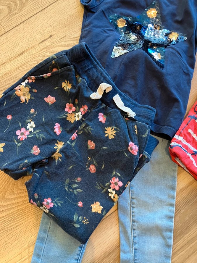Illustration de Lot de pantalons et tshirts