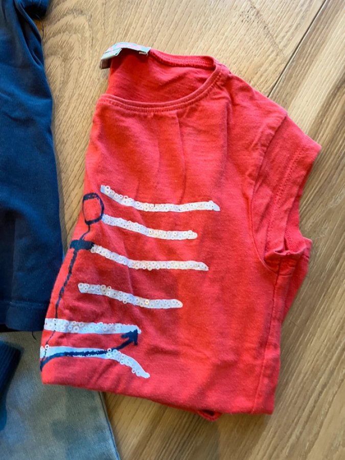 Illustration de Lot de pantalons et tshirts