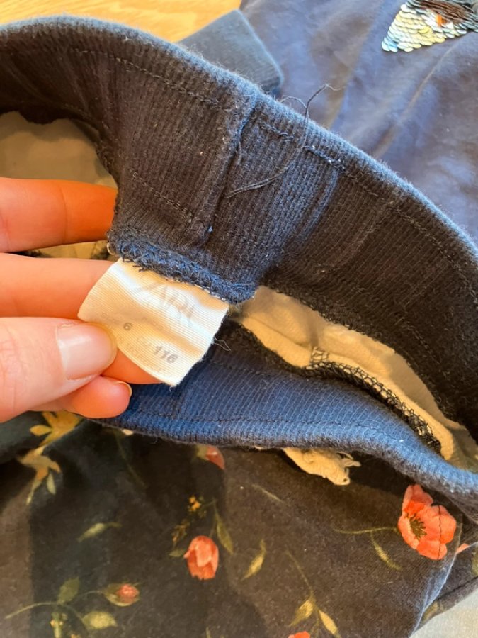 Illustration de Lot de pantalons et tshirts
