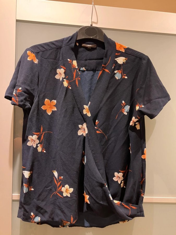 Illustration de Blouse fleurie