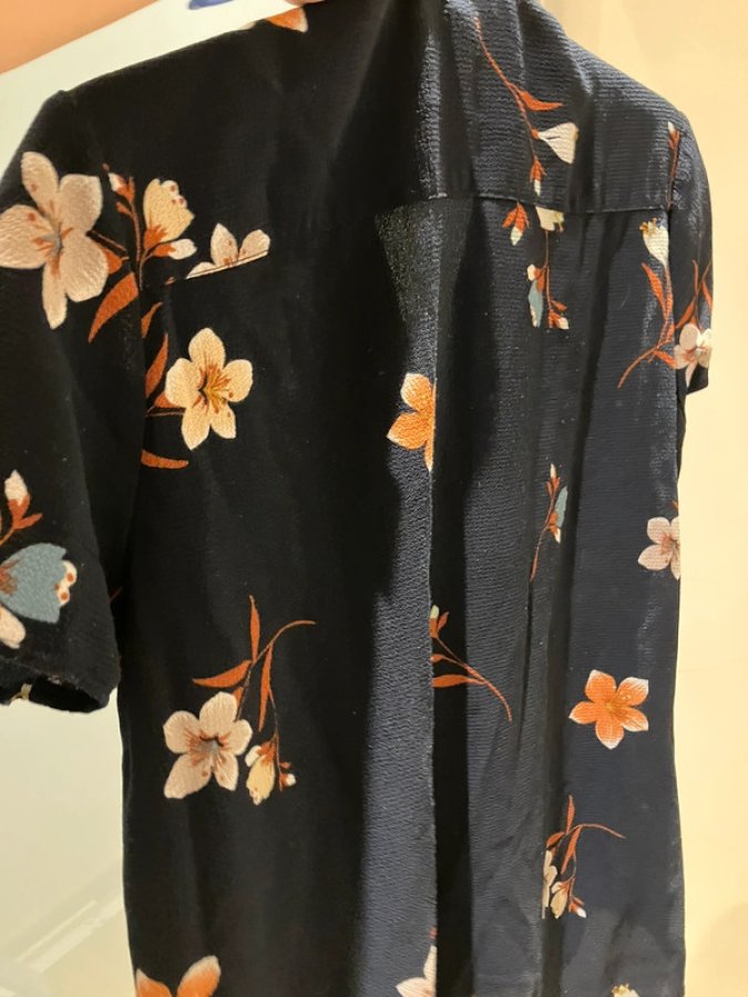 Illustration de Blouse fleurie