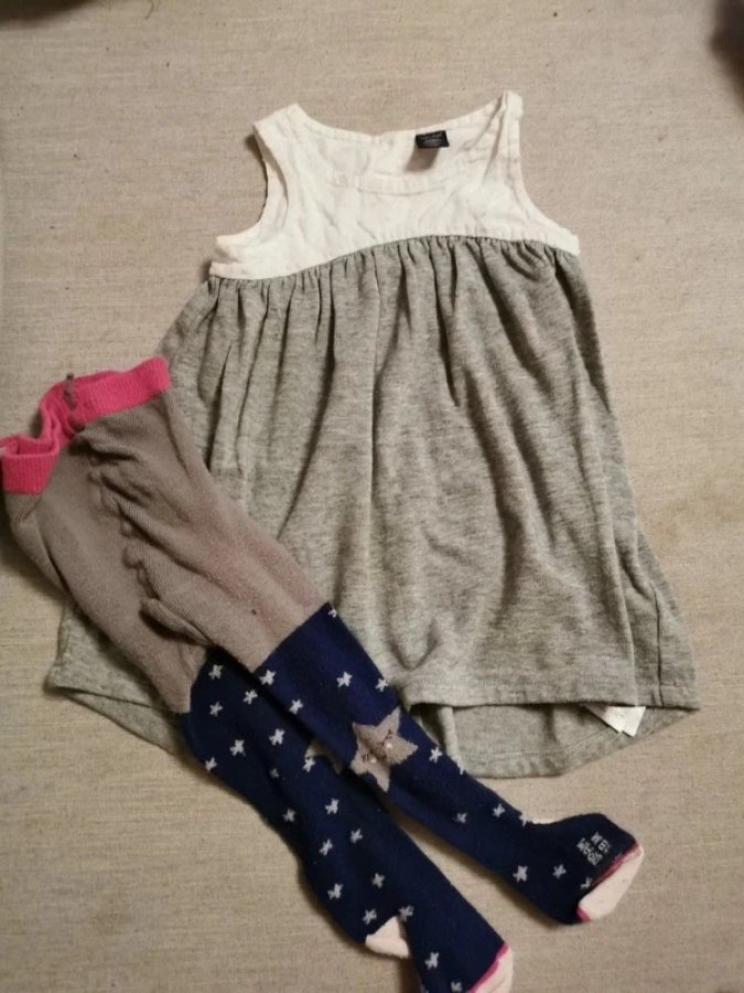 Illustration de Robe Gap 12-18 mois avec bas collant. 
